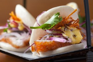 Bao de chicharrón con crema de rocoto y huacata