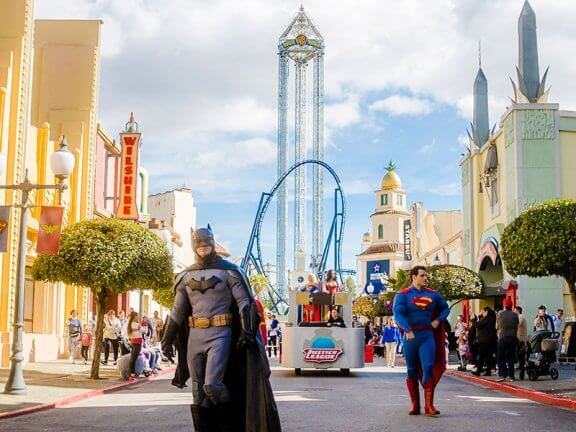 Parque Warner Madrid: una programación cargada de estrenos, celebraciones y espectáculos temáticos