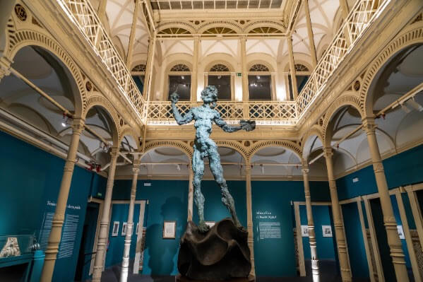 Reabre el palacio de Gaviria con una exposición de Dalí